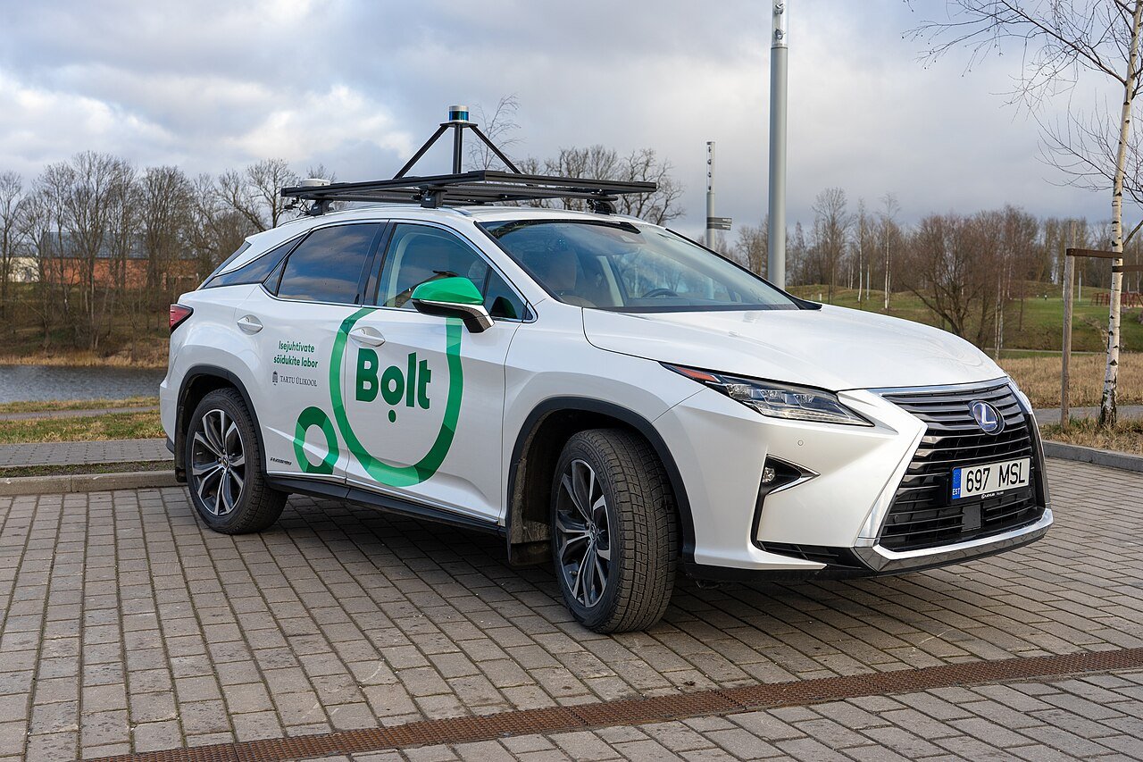 Tesla kontra Waymo: robotaksówki w Austin i w skali całych USA